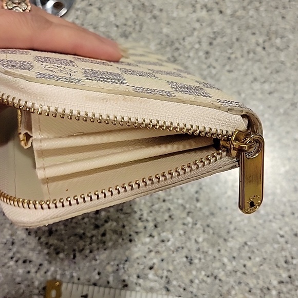 Louis Vuitton Cream and Gray Checkered Zip Wallet - Picture 7 of 8